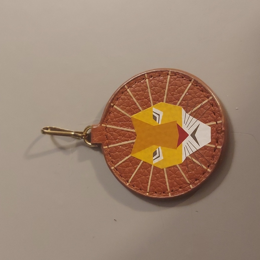 ❤️ Estee Lauder Lion Leather Key Ring Hang Tag